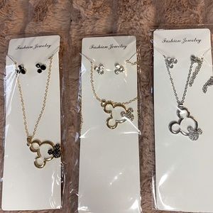 Beautiful 🐭 necklace and earrings set.